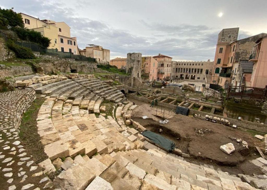 Luxury Suite - Teatro Romano - Duomo - Centro Storico Wi-Fi テッラチーナ エクステリア 写真