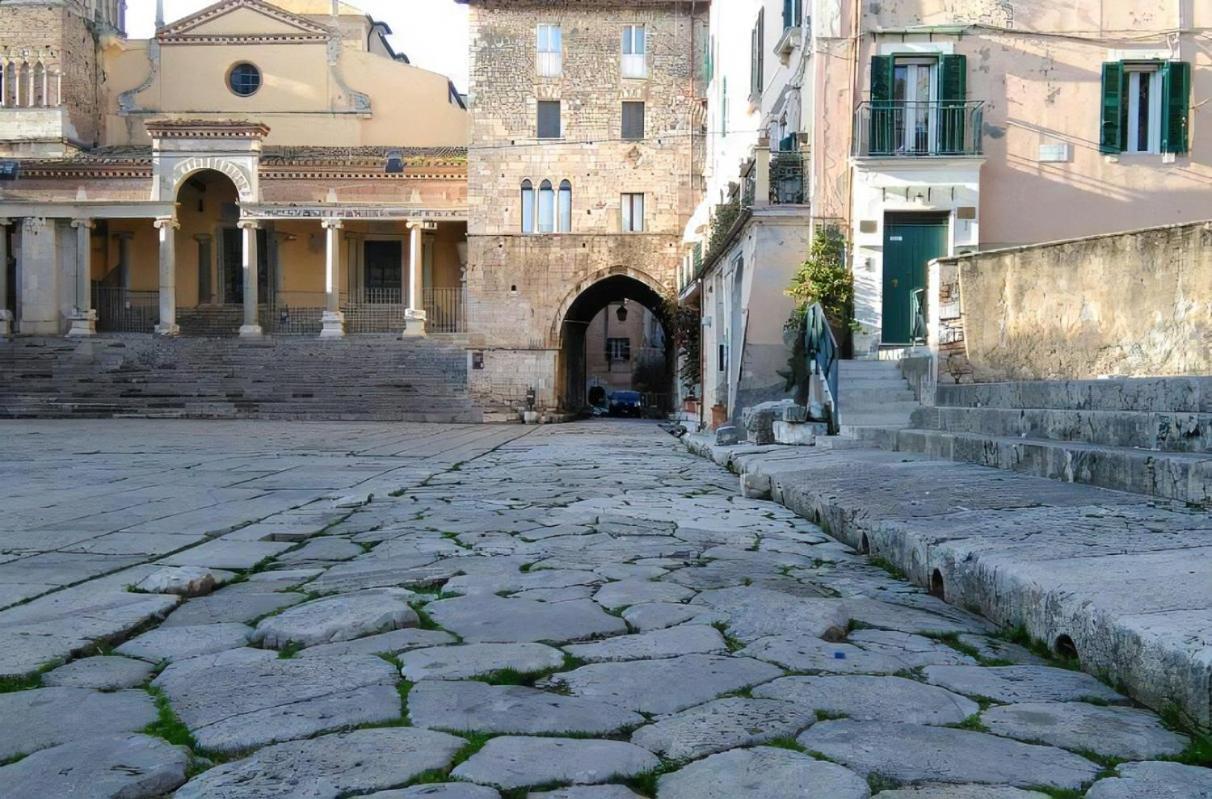 Luxury Suite - Teatro Romano - Duomo - Centro Storico Wi-Fi テッラチーナ エクステリア 写真
