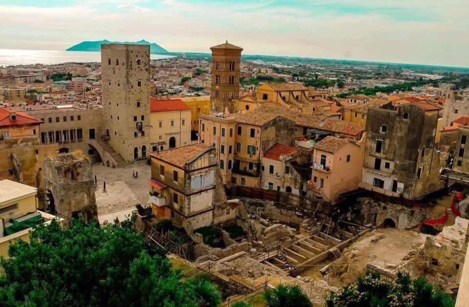 Luxury Suite - Teatro Romano - Duomo - Centro Storico Wi-Fi テッラチーナ エクステリア 写真