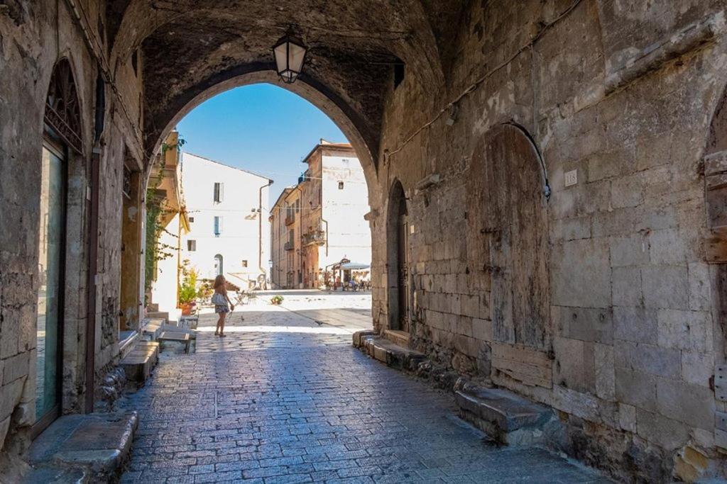 Luxury Suite - Teatro Romano - Duomo - Centro Storico Wi-Fi テッラチーナ エクステリア 写真