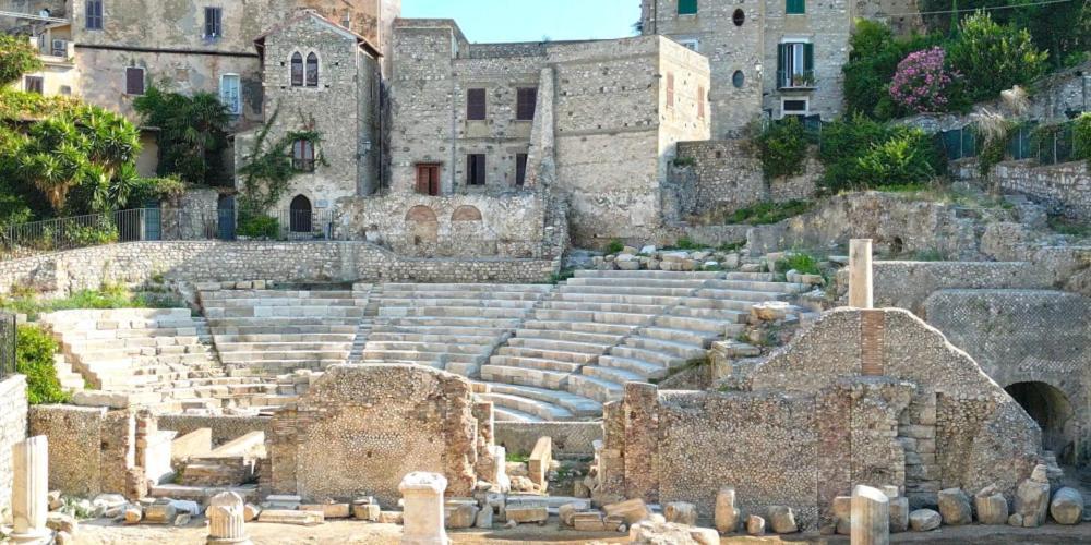 Luxury Suite - Teatro Romano - Duomo - Centro Storico Wi-Fi テッラチーナ エクステリア 写真