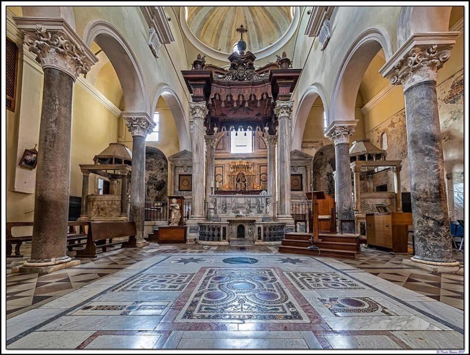 Luxury Suite - Teatro Romano - Duomo - Centro Storico Wi-Fi テッラチーナ エクステリア 写真